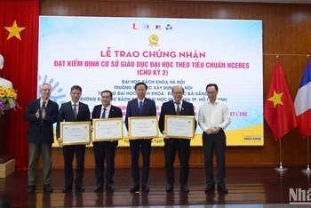 PGS, TS Hoàng Minh Sơn, Thứ trưởng Giáo dục và Đào tạo và TS. Pierre Courtellemont, Phó GĐ vụ châu Âu và Quốc tế trao Chứng nhận đạt kiểm định HCERES cho 4 cơ sở giáo dục Việt Nam. (Ảnh: AĐ)