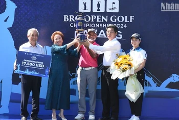 Ban tổ chức trao Cúp vô địch giải BRG Open Golf Championship Danang 2024 cho golfer Ấn Độ Rahil Gangjee. (Ảnh: ANH ĐÀO)