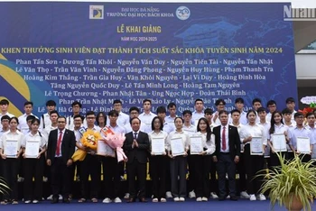 Trường Đại học Bách khoa - Đại học Đà Nẵng khen thưởng và trao học bổng cho các tân sinh viên, sáng 9/9. (Ảnh: ANH ĐÀO)