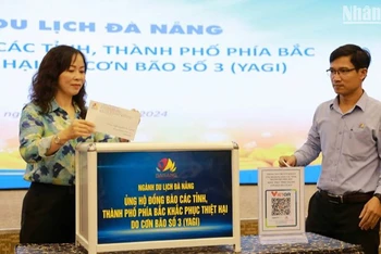 Ban Giám đốc Sở Du lịch thành phố Đà Nẵng trực tiếp ủng hộ đồng bào các tỉnh phía bắc tại chương trình. (Ảnh: ANH ĐÀO)