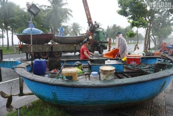 Ngư dân Đà Nẵng tất bật di chuyển tàu thuyền tránh trú bão. (Ảnh: ANH ĐÀO)