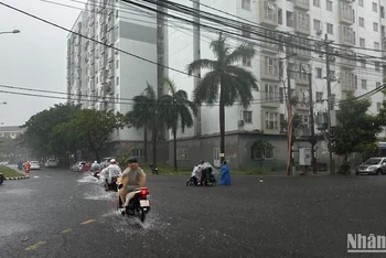 Mưa lớn gây ngập cục bộ tại một số tuyến đường trên địa bàn phường Nại Hiên Đông, quận Sơn Trà sáng ngày 18/9. (Ảnh: ANH ĐÀO)