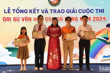 Bà Mai Thị Thu, Phó Trưởng Ban Tuyên giáo Thành ủy Đà Nẵng trao cúp và giấy chứng nhận cho các em học sinh xuất sắc giành Giải thưởng “Đại sứ Văn hóa đọc Đà Nẵng” năm 2024. (Ảnh: ANH ĐÀO)