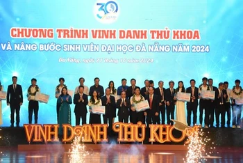 Đại học Đà Nẵng vinh danh các thủ khoa đầu vào các trường thành viên, đơn vị đào tạo trực thuộc. (Ảnh: ANH ĐÀO)