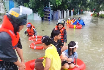 Cảnh sát Cơ động Công an thành phố Đà Nẵng di dời dân tổ 129 phường Hòa Minh, quận Liên Chiểu đi tránh lũ sáng ngày 14/10/2023. (Ảnh: ANH ĐÀO)