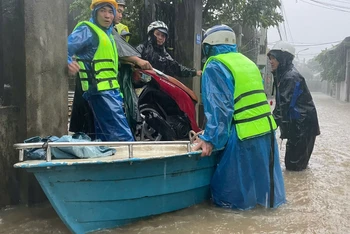 Người dân vùng "rốn" lũ đường Mẹ Suốt tiếp tục chạy lũ sau trận mưa lớn đêm 4/11. (Ảnh: CÔNG VINH)