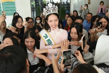 Miss International 2024 trong vòng tay các bạn sinh viên Trường đại học Ngoại ngữ, Đại học Đà Nẵng sáng ngày 27/11. (Ảnh: ANH ĐÀO)