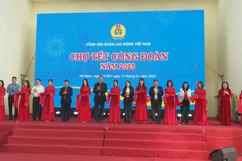  Các đồng chí lãnh đạo tỉnh Hà Nam cắt băng khai mạc chợ Tết Công đoàn 2023.