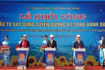 Phó Thủ tướng Chính phủ Trần Lưu Quang dự lễ Khởi công tuyến đường bộ song hành quốc lộ 21 tại tỉnh Hà Nam.