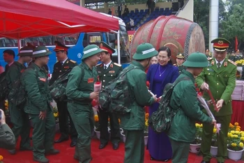 Các đồng chí lãnh đạo tỉnh Hà Nam và Bộ Công an tặng quà, động viên các tân binh lên đường nhập ngũ.