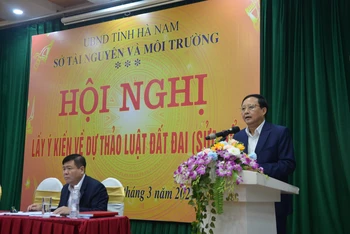 Đồng chí Phó Chủ tịch Ủy ban nhân dân tỉnh Hà Nam phát biểu tại hội nghị.