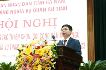 Đồng chí Trương Quốc Huy, Phó Bí thư Tỉnh ủy, Chủ tịch Ủy ban nhân dân tỉnh, Chủ tịch Hội đồng nghĩa vụ quân sự tỉnh Hà Nam phát biểu tại hội nghị.