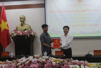 Chủ tịch Ủy ban nhân dân tỉnh Hà Nam (phải) trao Giấy chứng nhận đầu tư và kinh doanh kết cấu hạ tầng Khu công nghiệp Thái Hà giai đoạn 2.