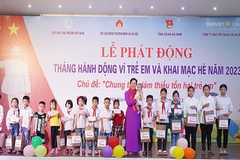 Đồng chí Bí thư Tỉnh ủy Hà Nam tặng quà cho các trẻ em có hoàn cảnh đặc biệt khó khăn.