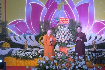 Đồng chí Bí thư Tỉnh ủy tặng hoa chúc mừng Ban Trị sự Giáo hội Phật giáo tỉnh Hà Nam.