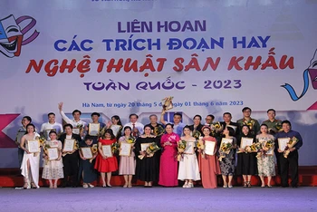 Đồng chí Bí thư Tỉnh ủy Hà Nam trao giải Vàng cho các diễn viên.