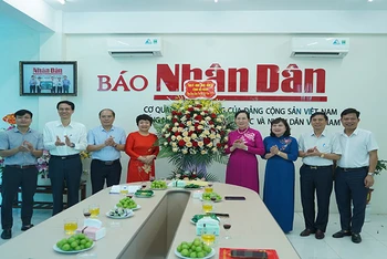 Đồng chí Bí thư Tỉnh ủy Hà Nam chúc mừng Văn phòng Đại diện Báo Nhân Dân tại Hà Nam 