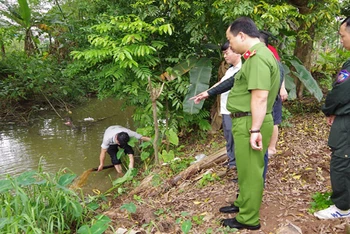 Cơ quan Công an bắt quả tang Công ty trách nhiệm hữu hạn dệt may Vũ Băng xả nước thải không qua xử lý ra sông Châu Giang.