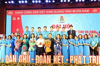 Các đồng chí lãnh đạo Liên đoàn tỉnh Hà Nam tặng hoa chúc mừng Ban Chấp hành Công đoàn các khu công nghiệp tỉnh Hà Nam nhiệm kỳ 2023-2028.