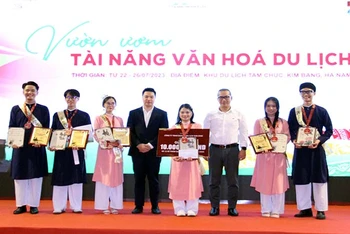 Ban tổ chức trao giải cho đội đoạt giải cao trong cuộc thi Vườn ươm tài năng văn hóa du lịch.