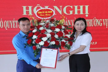 Đồng chí Phó Bí thư Thường trực Tỉnh ủy tặng hoa chúc mừng đồng chí Chủ tịch Liên đoàn lao động tỉnh Hà Nam. 