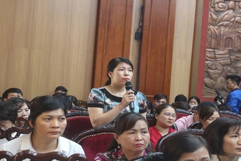 Cán bộ, đoàn viên, hội viên tham gia đặt câu hỏi tại hội nghị đối thoại với người đứng đầu cấp ủy, chính quyền tỉnh Hà Nam.