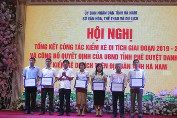 Đồng chí Nguyễn Anh Chức, Phó Chủ tịch Thường trực UBND tỉnh Hà Nam trao hồ sơ danh mục kiểm kê di tích cho các địa phương.