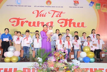 Đồng chí Bí thư Tỉnh ủy Hà Nam dự chương trình vui Tết Trung thu.