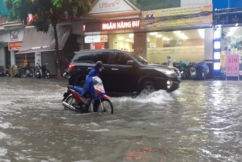 Mưa to gây ngập úng tại nhiều tuyến phố của thành phố Phủ Lý.