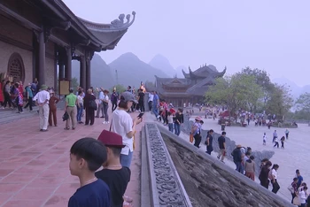 Du khách về tham quan chùa Tam Chúc.
