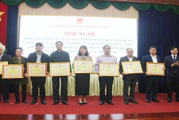 Các tập thể, cá nhân tiêu biểu trong thực hiện phong trào “Toàn dân đoàn kết xây dựng đời sống văn hóa tỉnh Hà Nam” giai đoạn 2018-2023 được biểu dương, khen thưởng tại hội nghị.