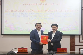 Đồng chí Chủ tịch Ủy ban nhân dân tỉnh Hà Nam trao giấy phép đầu tư dự án cho Chủ tịch Hội đồng quản trị Công ty Cổ phần tập đoàn Taseco.