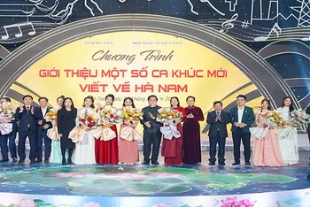 Các đồng chí lãnh đạo Ban Tuyên giáo Trung ương, các đồng chí Thường trực Tỉnh ủy Hà Nam, lãnh đạo Liên hiệp các Hội Văn học nghệ thuật Việt Nam, lãnh đạo Hội nhạc sĩ Việt Nam lên tặng hoa chúc mừng ê-kíp biểu diễn các ca khúc mới về Hà Nam.