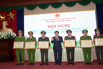 Đồng chí Chủ tịch Ủy ban nhân dân tỉnh Hà Nam trao thưởng cho các tập thể có thành tích xuất sắc trong triển khai thực hiện Đề án 06.