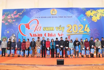 Đồng chí, Trưởng Ban Dân vận Trung ương và đồng chí Chủ tịch Tổng Liên đoàn Lao động Việt Nam tặng quà công nhân người lao động tỉnh Hà Nam.