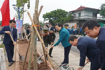 Đồng chí Bí thư Tỉnh ủy tham gia Tết trồng cây tại phường Lam Hạ, thành phố Phủ Lý.