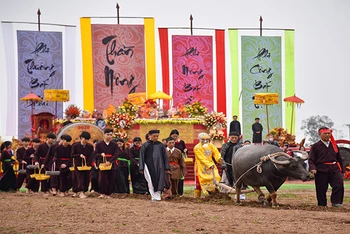 Hình ảnh một cụ cao niên của địa phương hóa thân thành vua Lê Đại Hành bắt đầu nghi trình Tịch điền tại lễ hội.