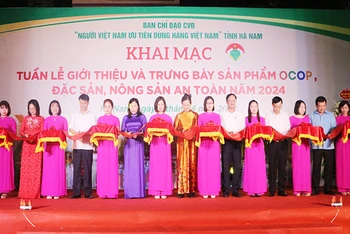 Cắt băng Khai trương Tuần lễ giới thiệu và trưng bày sản phẩm OCOP, đặc sản, nông sản an toàn tại tỉnh Hà Nam năm 2024.