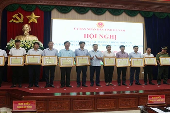 Đồng chí Phó Chủ tịch Ủy ban nhân dân tỉnh Hà Nam trao thưởng cho các tập thể, cá nhân có thành tích xuất sắc trong công tác phòng, chống thiên tai và tìm kiếm cứu nạn năm 2023.
