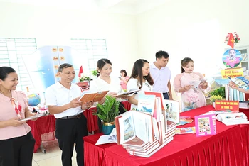 Các thầy, cô giáo, các em học sinh tham quan gian trưng bày sách tại chương trình.