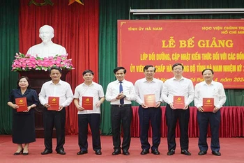 Phó Giám đốc Học viện Chính trị quốc gia Hồ Chí Minh trao giấy chứng nhận cho các học viên.