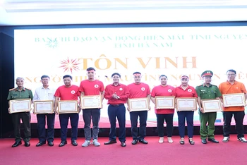 Tặng Bằng khen của Trung ương Hội Chữ thập đỏ Việt Nam cho các tập thể, các nhân có thành tích xuất sắc trong phong trào Hiến máu tình nguyện.