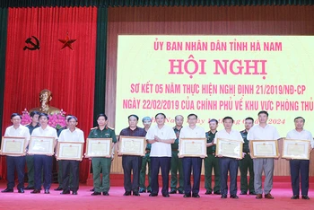 Phó Chủ tịch UBND tỉnh Hà Nam Nguyễn Đức Vượng, trao tặng Bằng khen của Chủ tịch UBND tỉnh Hà Nam cho các cá nhân có thành tích xuất sắc trong thực hiện Nghị định 21 của Chính phủ.