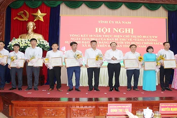 Đồng chí Dương Quyết Thắng, Tổng Giám đốc Ngân hàng Chính sách xã hội trao tặng Bằng khen cho các tập thể, cá nhân có thành tích đóng góp trong triển khai thực hiện Chỉ thị số 40.