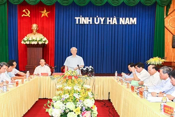 Tổng Bí thư Nguyễn Phú Trọng làm việc với Ban Thường vụ Tỉnh ủy Hà Nam năm 2014. (Ảnh: THẾ TUÂN)