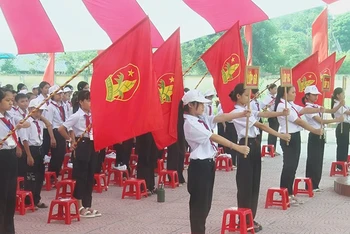 Các em học sinh đón chào năm học mới.