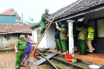 Công an xã Tiên Sơn, thị xã Duy Tiên giúp đỡ người dân gia cố nhà cửa.