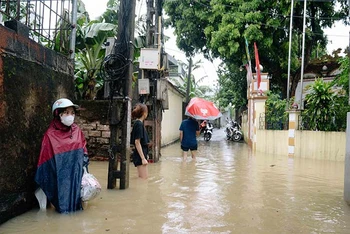 Hàng nghìn hộ dân ở các vùng ven sông Đáy của tỉnh Hà Nam bị ngập.