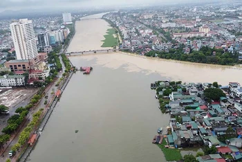 Mực nước tại các sông ở Hà Nam dâng rất cao, tràn vào một số đoạn tuyến đường giao thông.