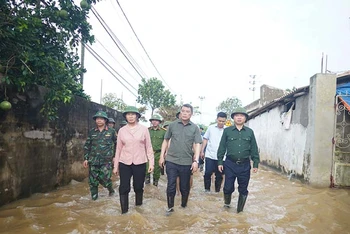 Đồng chí Lê Minh Hưng, Ủy viên Bộ Chính trị, Bí thư Trung ương Đảng, Trưởng Ban Tổ chức Trung ương kiểm tra công tác phòng, chống bão lụt tại tỉnh Hà Nam.